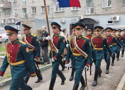 Парад во дворе ветерана
